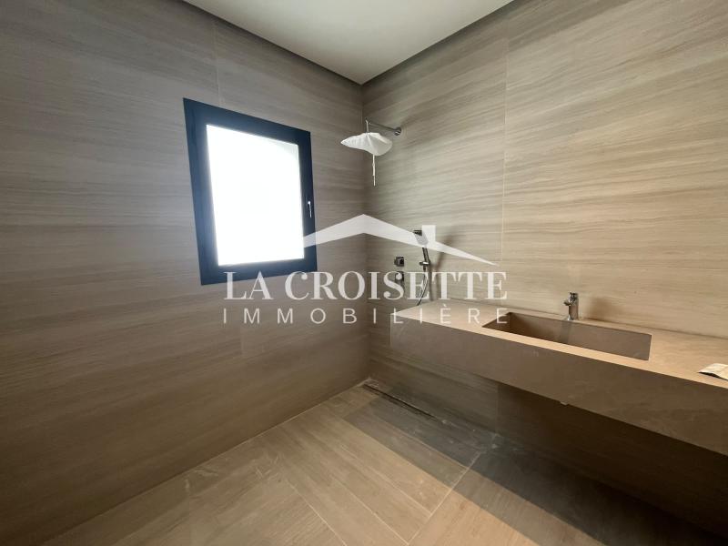 Villa S+3 avec piscine et jardin à Gammarth